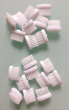 Charger l'image dans la galerie, Recharges de brosse à dents enfant, 20 unités, à poils doux, pour l'émail des dents de lait, dans un sac en Kraft écologiquement responsable.