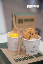 Charger l'image dans la galerie, Cuillères à glace biosourcée en canne à sucre utilisées pour servir des glaces dans des pots, avec un cookie sur le dessus.