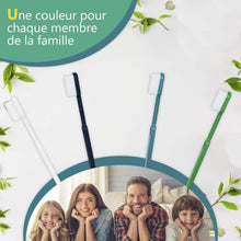 Charger l'image dans la galerie, Brosses à dents Caliquo en trois couleurs avec famille souriante en arrière-plan. Durable et écologique.