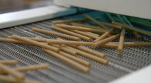 Charger l'image dans la galerie, Écologiques paille bagasse en canne à sucre, résistantes et fabriquées en France, sur un tapis de production.