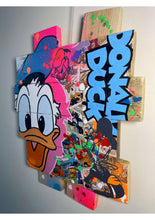 Charger l'image dans la galerie, Tableau pop art de Donald Duck sur bois de palette, avec peinture acrylique et bandes dessinées, finition vernis mat.