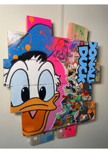 Charger l'image dans la galerie, Pop art wooden wall art featuring Donald Duck, crafted from palette wood and vibrant comic elements.