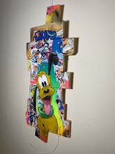 Charger l'image dans la galerie, Tableau Pop Art Pluto fait main avec palette de bois et matériaux de qualité, inspiré de Disney.