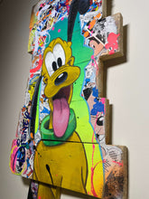 Charger l'image dans la galerie, Tableau Pop Art Pluto en bois recyclé, inspiré de Disney, coloré et joyeux pour égayer votre intérieur.