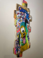 Charger l'image dans la galerie, Tableau en bois représentant Pluto en pop art, inspiré de Disney, avec des couleurs vives et des détails uniques.