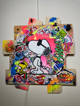 Charger l'image dans la galerie, Œuvre Pop Art de Snoopy entourée d'autocollants colorés sur un fond vibrant, ajoutant une touche ludique à la décoration intérieure.