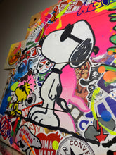 Charger l'image dans la galerie, Illustration de Snoopy en Pop Art entouré de stickers colorés et ludiques, parfaite pour accrocher dans votre salon.