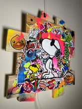 Charger l'image dans la galerie, Tableau Pop Art Snoopy coloré rempli de stickers, ajoutant une touche ludique à toute décoration intérieure.