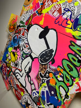 Charger l'image dans la galerie, Tableau Pop Art Snoopy coloré avec des autocollants ludiques et une touche nostalgique pour votre décoration intérieure.