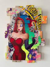 Charger l'image dans la galerie, Tableau pop art de Jessica Rabbit sur bois recyclé, inspiré de Roger Rabbit, avec des couleurs vibrantes et des matériaux variés.