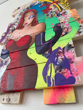 Charger l'image dans la galerie, Tableau Pop Art Jessica Rabbit sur bois recyclé, vibrant et captivant, mélange de couleurs et de styles.
