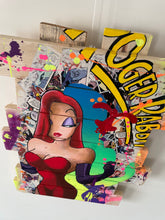 Charger l'image dans la galerie, Tableau pop art de Jessica Rabbit sur bois recyclé, vibrant avec couleurs et collages de bandes dessinées.