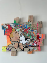 Charger l'image dans la galerie, Tableau pop art de Tintin et Milou sur support en bois recyclé, vibrant et coloré, capturant l'aventure.