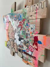 Charger l'image dans la galerie, Tableau en bois recyclé représentant Tintin et Milou, mélange de couleurs vives et d'extraits de bandes dessinées.