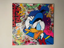 Charger l'image dans la galerie, Tableau Pop Art de Donald Duck, réalisé avec peinture acrylique et stickers, vibrant et ludique.