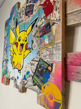 Charger l'image dans la galerie, Tableau Pop Art représentant Pikachu sur bois recyclé, avec des touches de peinture colorée et des cartes Pokémon.