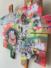 Charger l'image dans la galerie, Tableau pop art vibrant de Gaston Lagaffe sur planches de palette, avec explosion de couleurs et textures.