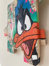 Charger l'image dans la galerie, Contemporary pop art tableau of Daffy Duck on palette wood, vibrant colors and expressive design.