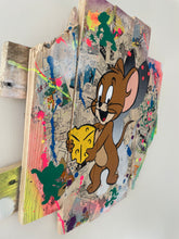 Charger l'image dans la galerie, Tableau Pop Art avec Jerry, la souris de Tom et Jerry, tenant un morceau de fromage sur planches en bois.