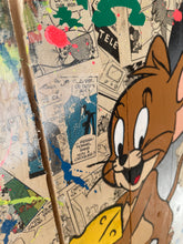 Charger l'image dans la galerie, Tableau Pop Art de Jerry, souris emblématique de Tom et Jerry, sur fond de planches de palette et de bandes dessinées.