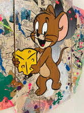 Charger l'image dans la galerie, Tableau Pop Art original de Jerry holding cheese, inspiré du dessin animé Tom et Jerry, réalisé sur palette en bois.