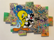 Charger l'image dans la galerie, Tableau Pop Art représentant Titi et Grosminet sur des planches recyclées, couleurs vives et style artistique.