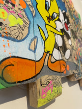 Charger l'image dans la galerie, Tableau Pop Art TITI et Grosminet sur palette recyclée, avec couleurs vives et éléments artistiques uniques.