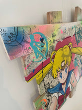 Charger l'image dans la galerie, Tableau pop art Sailor Moon sur palette en bois, avec couleurs vives et détails uniques.