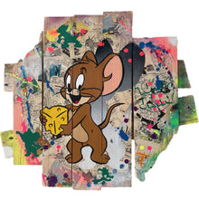 Charger l'image dans la galerie, Tableau Tom et Jerry avec Jerry tenant un morceau de fromage, style Pop Art sur plans de palette.