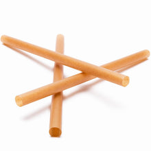 Charger l'image dans la galerie, Trois pailles bagasse beige en canne à sucre, écologiques et résistantes, disposées en croix.