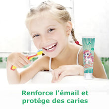 Charger l'image dans la galerie, Enfant souriant brossant les dents avec dentifrice à la fraise pour renforcer l'émail et protéger des caries.