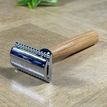 Charger l'image dans la galerie, Rasoir de sureté en chêne fabriqué en France, design traditionnel sans plastique et manche en bois naturel.