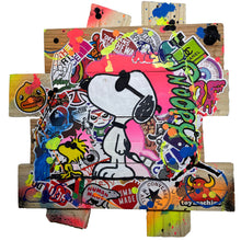 Charger l'image dans la galerie, Oeuvre Pop Art Snoopy avec autocollants colorés sur fond en bois, apportant une touche ludique et nostalgique à la décoration.