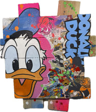 Charger l'image dans la galerie, Tableau pop art de Donald en bois de palette, avec bandes dessinées, peintures acryliques et vernis mat pour protection.