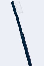 Charger l'image dans la galerie, Brosse à dents Caliquo rechargeable française en bioplastique bleu avec tête medium, écologique et durable.