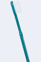 Charger l'image dans la galerie, Brosse à dents française Caliquo bleue avec tête rechargeable en bioplastique, vue de côté, durable et écologique.