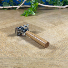 Charger l'image dans la galerie, Rasoir de sureté en chêne fabriqué en France, design traditionnel, manche en bois, 100% zéro déchet.