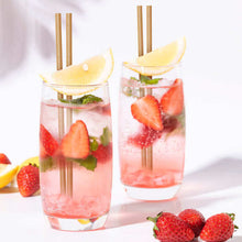 Charger l'image dans la galerie, Deux cocktails frais avec des fraises et des citrons, garnis de pailles bagasse en canne à sucre.