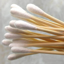Charger l'image dans la galerie, Coton-tiges biodégradables en bois présentant des tiges en bois et des embouts en coton, éco-responsables.
